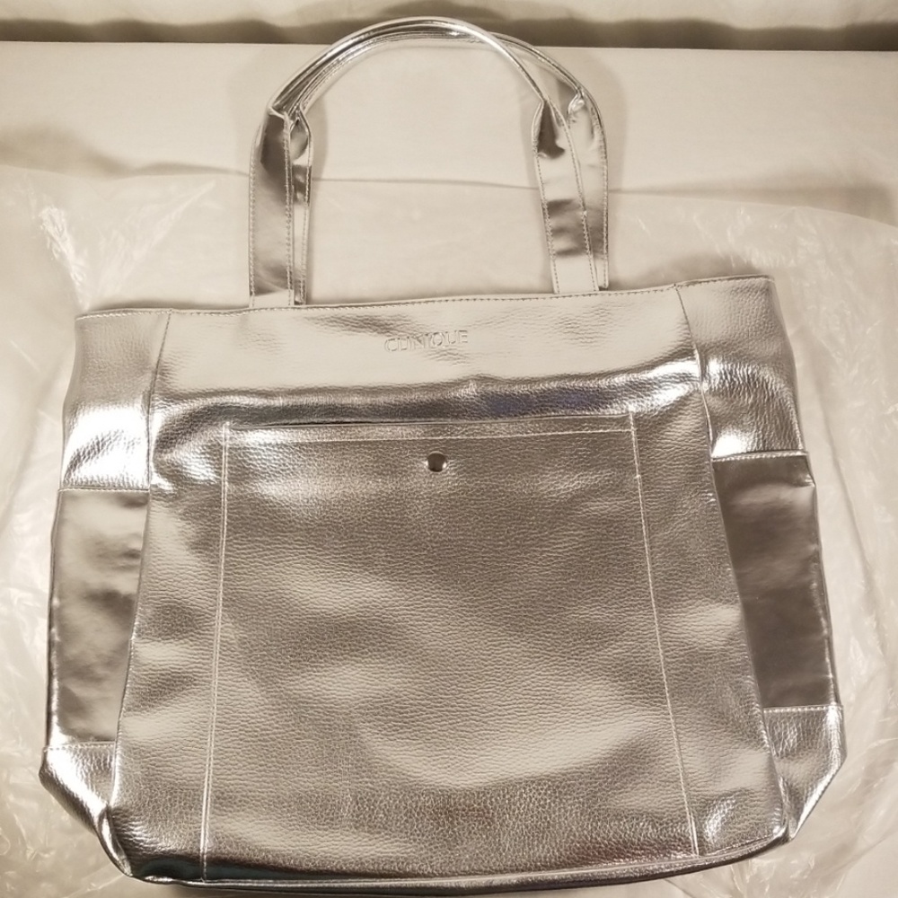 14 H x 18 L x 3 W
CLINIQUE Faux Leather Silver Sho